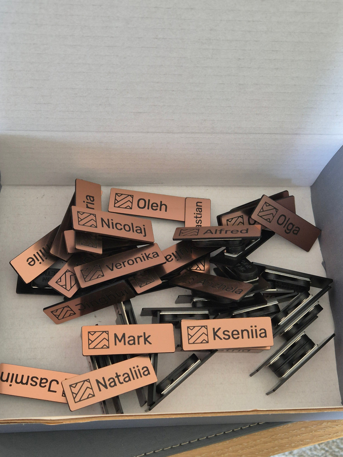 Guld, sølv og bronze magnet navneskilt til personale, laserskåret med navn og logo