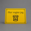 Gult hundeskilt med Rottweiler og teksten Her vogter jeg